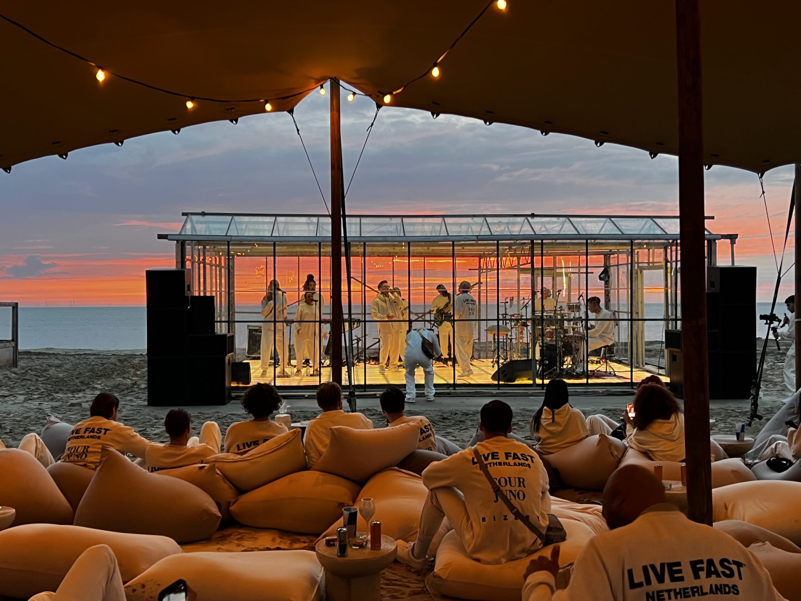 Liveoptreden aan het strand met geluid en verlichting van Sound Control